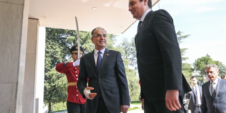 Kurti e njofton Begajn për marrëveshjen e Ohrit