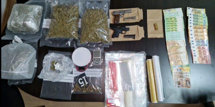 I gjenden mbi 3 kg. Marihuanë, armë e afër 3 mijë Euro, arrestohet prizrenasi