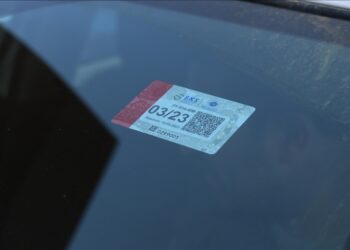 Nga nesër, asnjë veturë në Kosovë nuk duhet të jetë pa ngjitës (stikers)