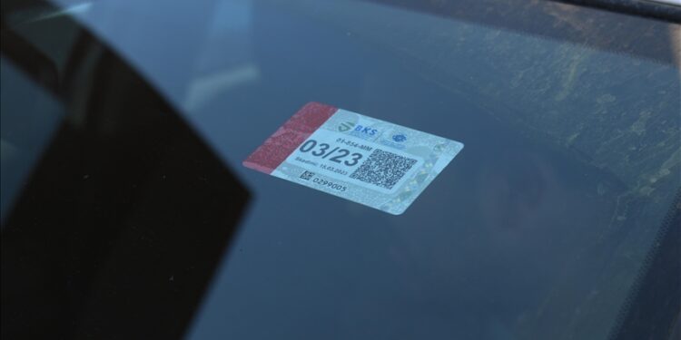 Nga nesër, asnjë veturë në Kosovë nuk duhet të jetë pa ngjitës (stikers)