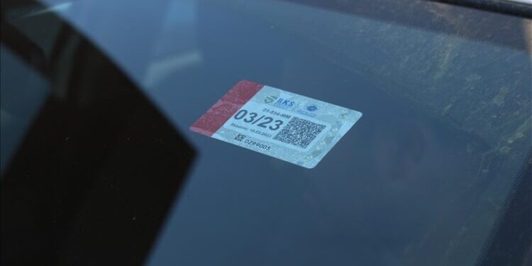 Nga sot asnjë veturë s’duhet të jetë pa stikerë