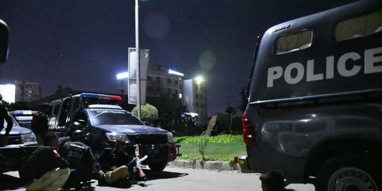 Nëntë policë vriten në Pakistan pas një sulmi vetëvrasës