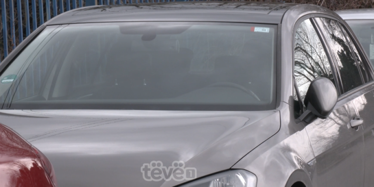 Qytetarët i mirëpresin tiketat e reja ngjitëse për identifikimin e regjistrimit të automjeteve