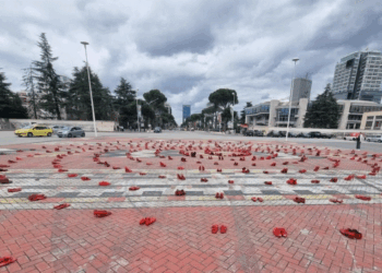 Gratë protestojnë në Tiranë: “Nuk duam lule, por drejtësi”