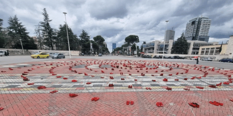 Gratë protestojnë në Tiranë: “Nuk duam lule, por drejtësi”