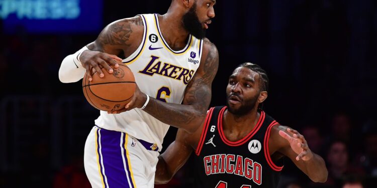 Lakers fitojnë falë dyshes James – Davis, Dallas rrezikon të qëndrojë jashtë “play-offit”