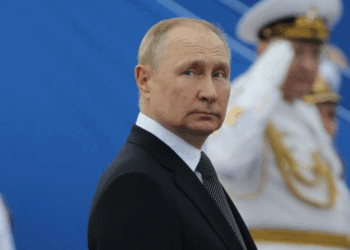 Putin në vizitë të papritur në Mariupolin e shkatërruar nga lufta