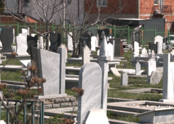 Forcat serbe i hapën varrezat civile në Hajvali, për t’i futur mes tyre të vrarët