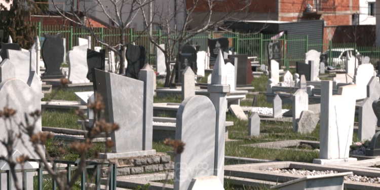 Forcat serbe i hapën varrezat civile në Hajvali, për t’i futur mes tyre të vrarët