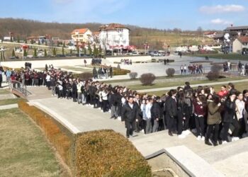 Mijëra qytetarë vizitojnë Prekazin, nderojnë sakrificën e familjes Jashari