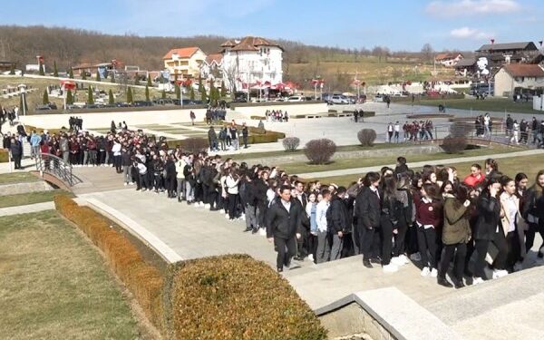Mijëra qytetarë vizitojnë Prekazin, nderojnë sakrificën e familjes Jashari