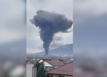 Zjarr në qendrën tregtare në Pejë