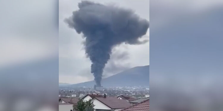 Zjarr në qendrën tregtare në Pejë