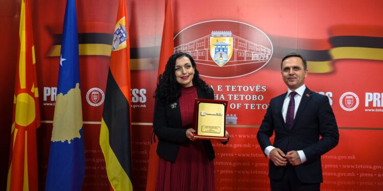 Osmanit nderohet me “Çelësi i Qytetit” gjatë vizitës në Tetovë