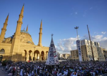 Myslimanët në mbarë botën festuan Bajramin me lutje për paqe dhe mirësi