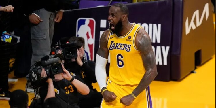 Lakers e Heat nga një fitore larg eliminimit të favoritëve