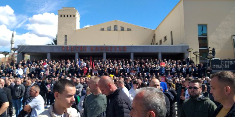 Nis “Marshi për Drejtësi”, mijëra qytetarë mblidhen në sheshet e Prishtinës