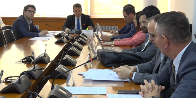 Komisioni për Buxhet miraton projektligjin për faljen e 100 eurove të tatimit në pronë