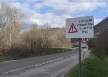 Në veri vendosen tabela me mbishkrimin “Forcat speciale të Kurtit po qëllojnë në serbët”