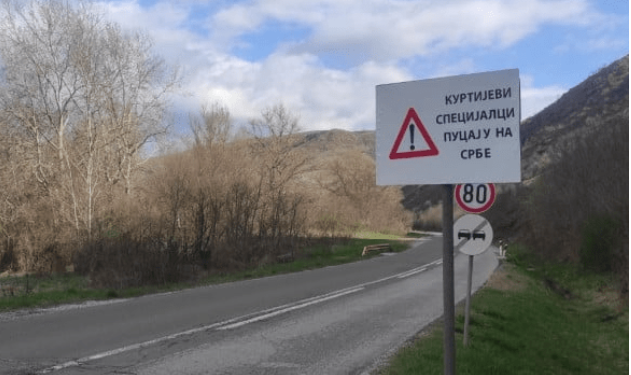 Në veri vendosen tabela me mbishkrimin “Forcat speciale të Kurtit po qëllojnë në serbët”