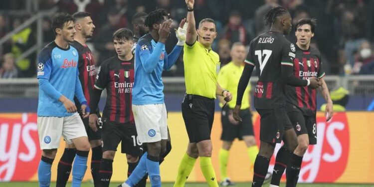 Revolta e Napolit: Faulle identike nga dy ekipet, kartonë vetëm për ne!