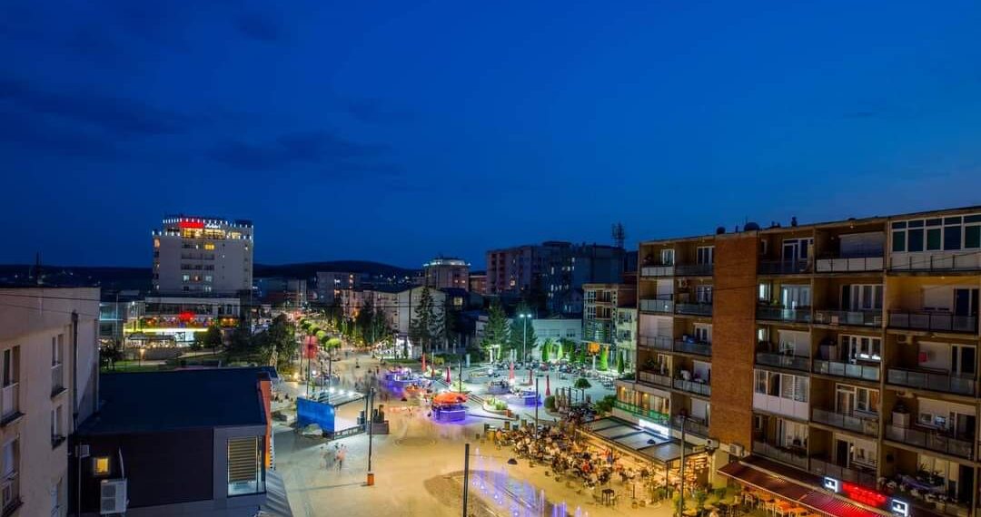 Rrahje në sheshin e Skenderajt, arrestohet një person