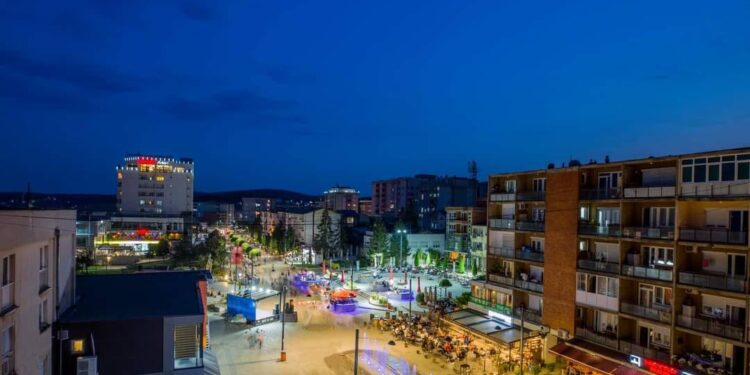 Rrahje në sheshin e Skenderajt, arrestohet një person