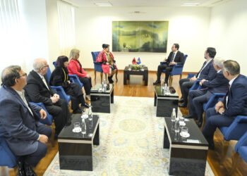 Kurti falënderon këngëtarët e mirënjohur nga Shqipëria për ngritjen e vlerave të artit