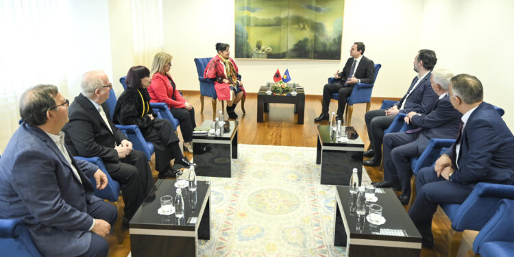 Kurti falënderon këngëtarët e mirënjohur nga Shqipëria për ngritjen e vlerave të artit