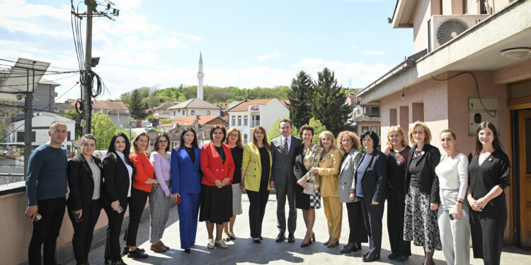 Kurti takoi të mbijetuarat e dhunës seksuale gjatë luftës në Kosovë