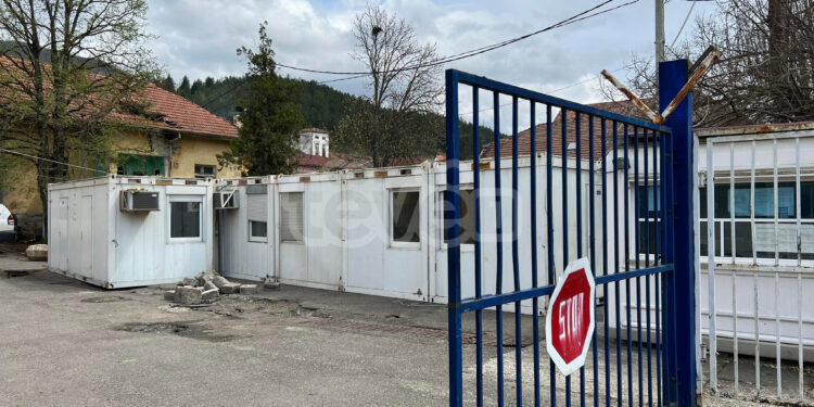 Mbërrijnë në veri kontejnerët ku do të votohet më 23 prill, po ruhen në stacione policore
