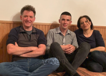 Takimi mes gazetarit britanik  dhe Besnikut që i mbijetoi masakrës së Abrisë së Epërme