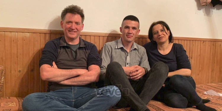 Takimi mes gazetarit britanik dhe Besnikut që i mbijetoi masakrës së Abrisë së Epërme