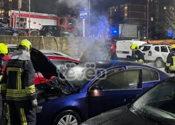 Përfshihen nga zjarri dy vetura në Prishtinë
