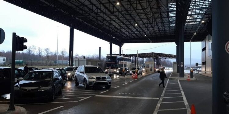 Pritje deri një orë në kufi te Dheu i Bardhë