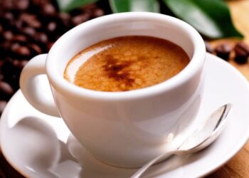 A është e rrezikshme të pish kafe me stomakun bosh?