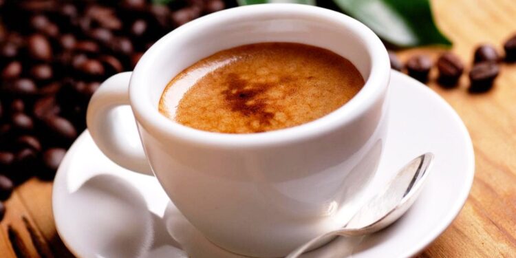 A është e rrezikshme të pish kafe me stomakun bosh?