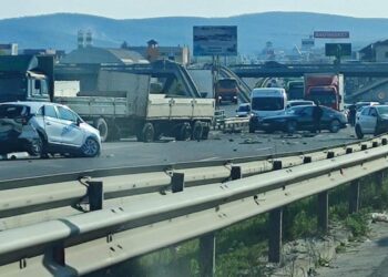 Aksident mes dy veturave dhe një kamioni në Komoran, dy të lënduar