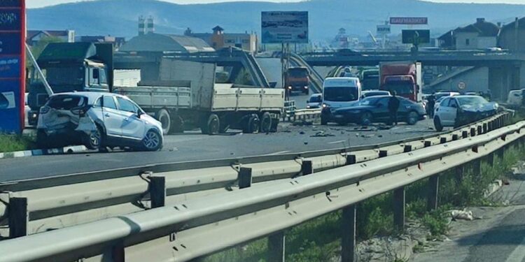 Aksident mes dy veturave dhe një kamioni në Komoran, dy të lënduar