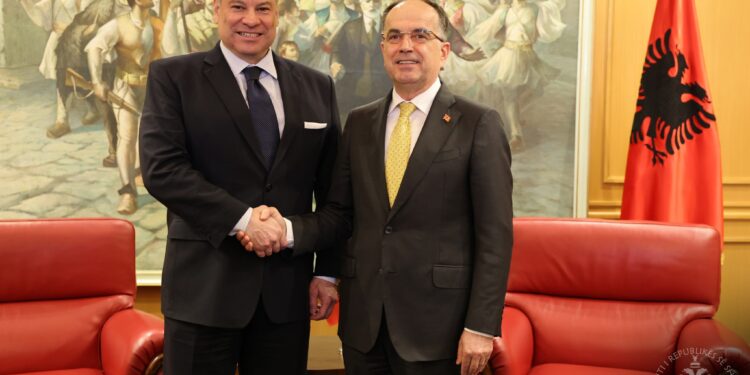 Begaj takon Escobarin, vlerëson rolin e SHBA-së në dialog