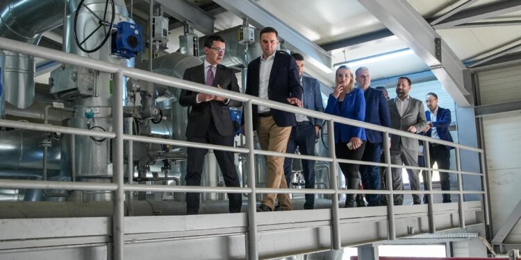 Abdixhiku viziton Termokosin, ofron mbështetje për zgjerimin e rrjetit të ngrohjes