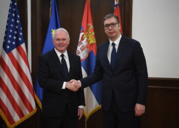 Vuçiq në takim me ambasadorin Hill, ankohet për situatën në veri të Kosovës