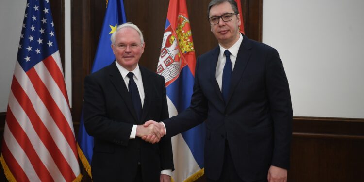 Vuçiq në takim me ambasadorin Hill, ankohet për situatën në veri të Kosovës