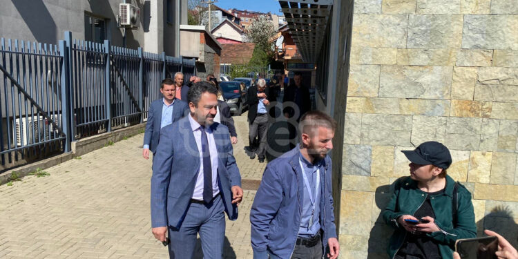 Kryesuesi dhe anëtarët e KQZ-së vëzhgojnë procesin zgjedhor në veri