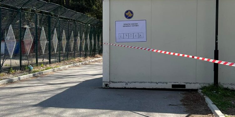 Në qendrën më të madhe në Zveçan deri tani kanë votuar 4 qytetarë