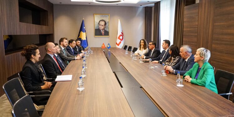 Abdixhiku pret Abazoviqin në selinë e LDK-së, flasin mbi zhvillimet politike