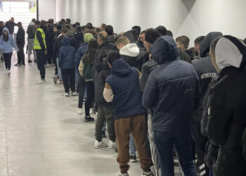 Radhë e gjatë në Mitrovicë për t’u pajisur me biletë për ndeshjen gjysmëfinale Trepça-Prishtina