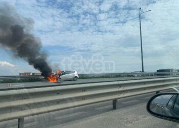 Përfshihet nga zjarri një veturë në dalje të autostradës në Veternik
