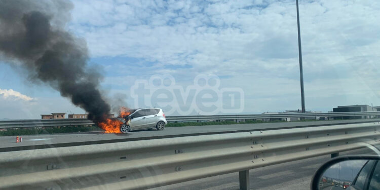 Përfshihet nga zjarri një veturë në dalje të autostradës në Veternik