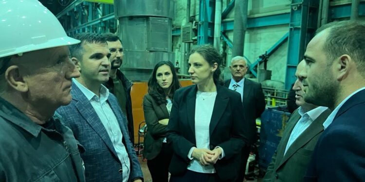 Pas pezullimit të Krasniqit Rizvanolli viziton KEK-un